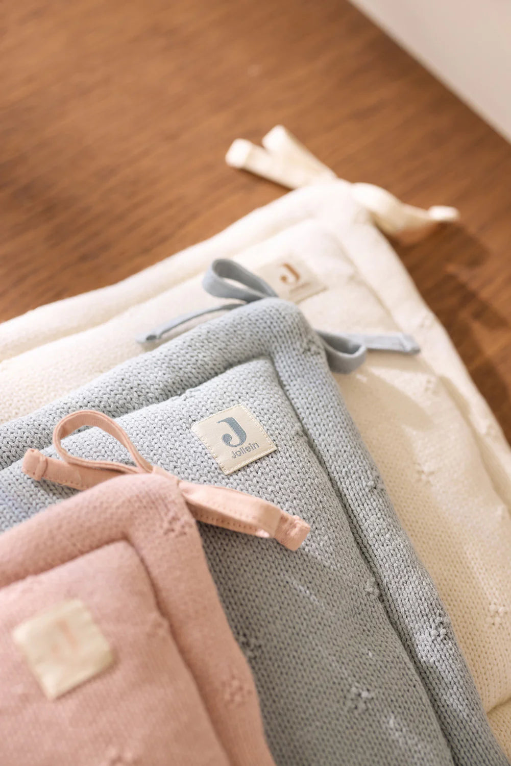 Protector de cuna 180x30cm Cosy Knit  Wild Rose Jollein