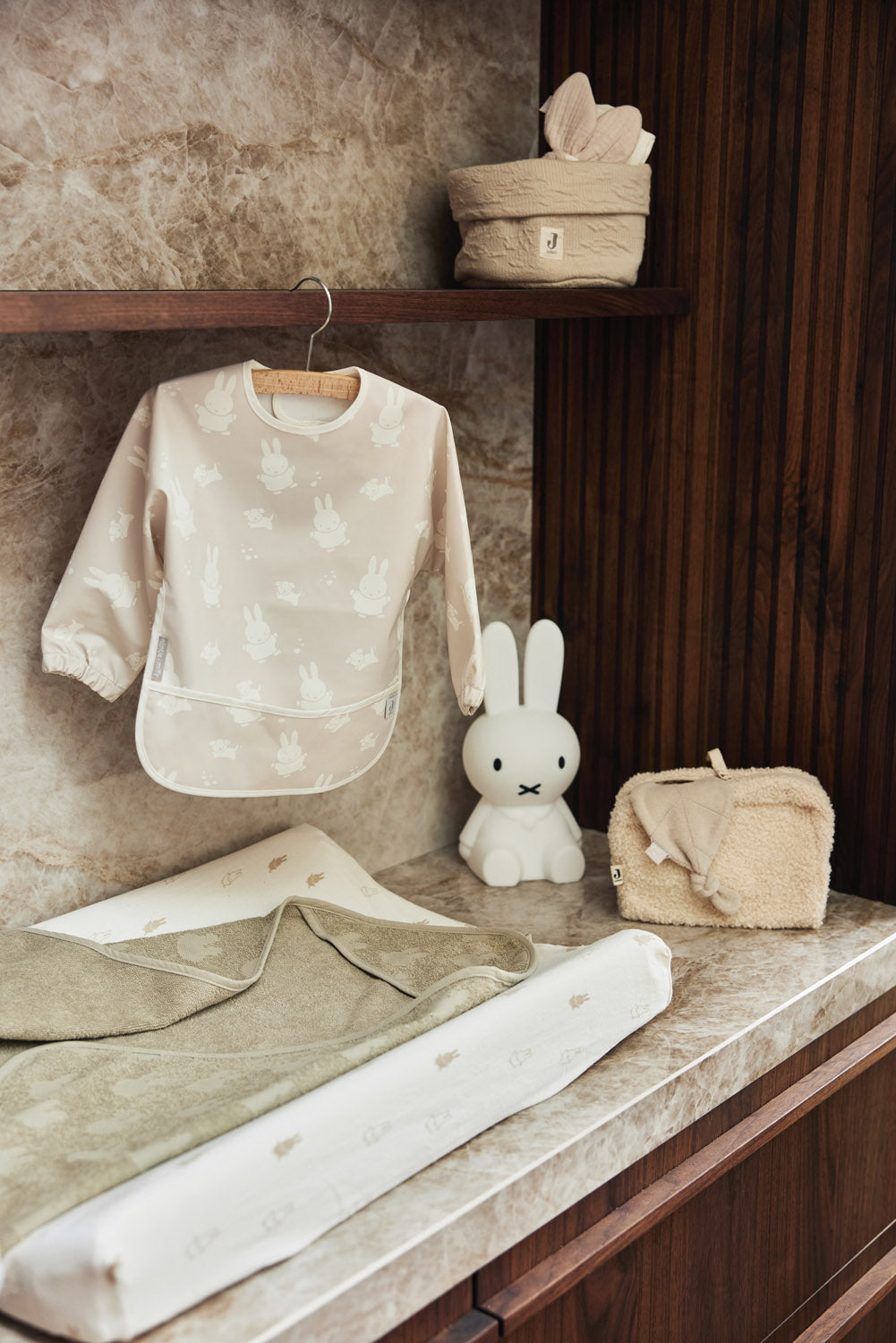 Babero impermeable  Miffy & Snuffy Nougat Jollein